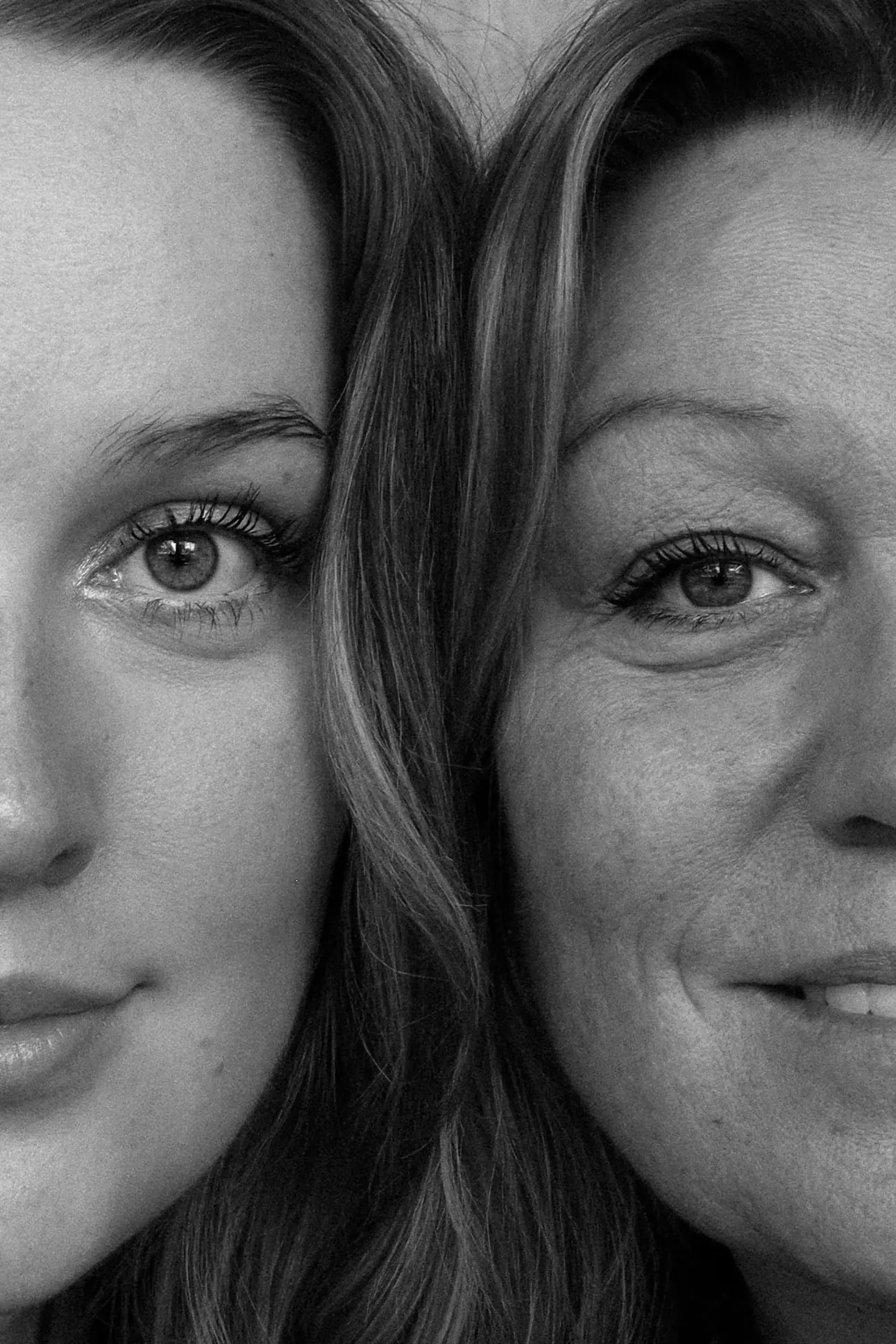 Laila og Amalie Torarenni, tæt på, i sort-hvid