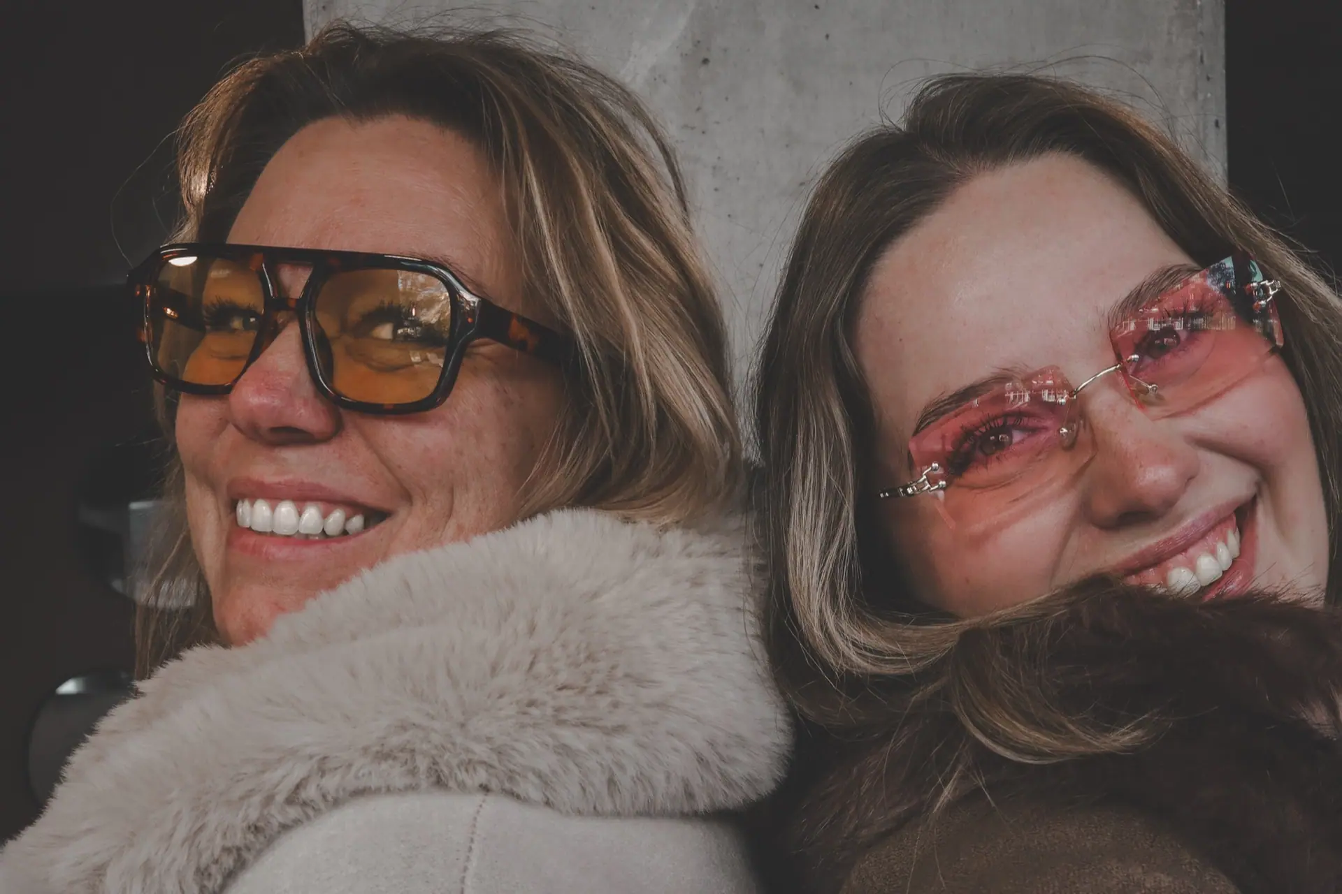 Laila og Amalie griner, begge med solbriller